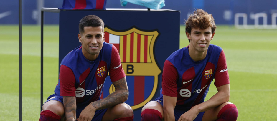 Joao Félix y Joao Cancelo posan como nuevos jugadores del Barcelona