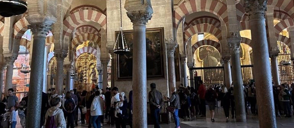 Turistas en el interior de la Mezquita de Córdoba