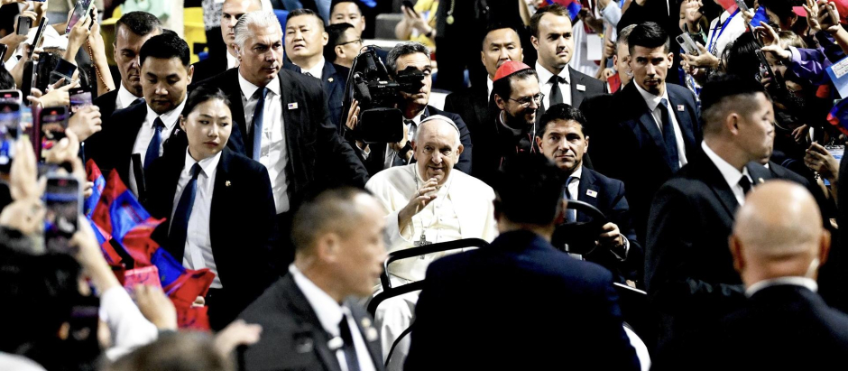 El Papa Francisco llega al 'Steppe arena', en Ulán Bator, para celebrar una misa