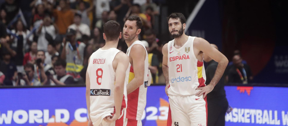 Los jugadores de la selección española se lamentan tras perder