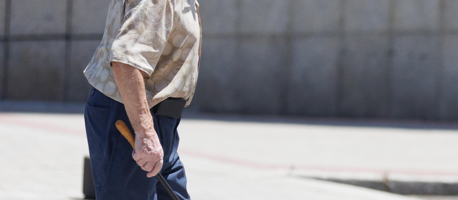 Un hombre mayor pasea con un bastón, a 24 de julio de 2023, en Madrid