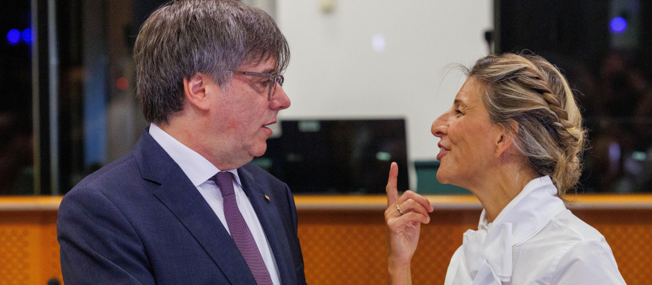 Carles Puigdemont y Yolanda Díaz, durante su reunión en el Parlamento Europeo