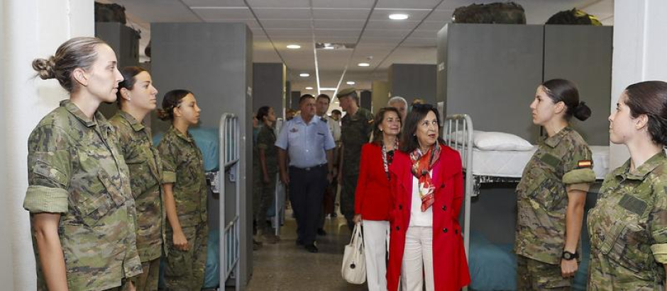 La ministra de Defensa, Margarita Robles, visita el Centro de Formación de Tropa nº 1, en el Campamento Santa Ana (Cáceres)