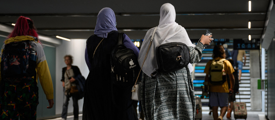 Las mujeres usan Abayas mientras caminan por un paso subterráneo en Nantes, oeste de Francia
