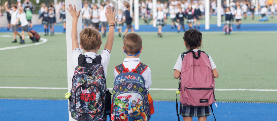 Varios niños llegan por el patio al colegio CEU San Pablo de Sanchinarro el primer día de curso escolar, a 6 de septiembre de 2023, en Madrid