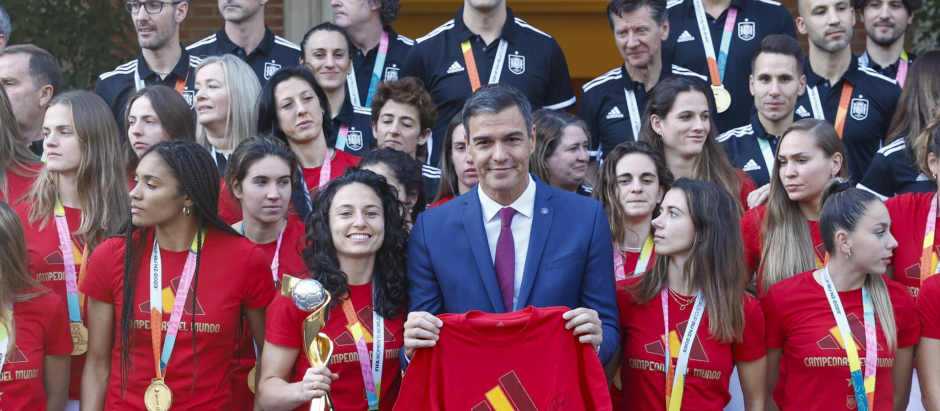 Pedro Sánchez recibió a las jugadoras de la selección en La Moncloa tras ganar el Mundial