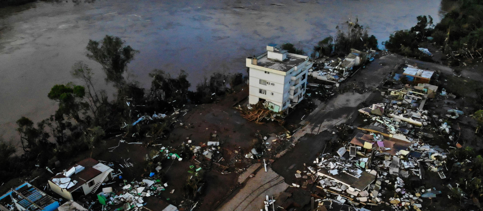 Vista aérea de los daños causados por un ciclón que comenzó el lunes en Mucum, estado de Rio Grande do Sul, Brasil