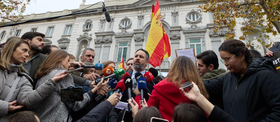 El presidente de Vox, Santiago Abascal, ofrece declaraciones a los medios tras presentar una querella contra el presidente del Ejecutivo, en el Tribunal Supremo