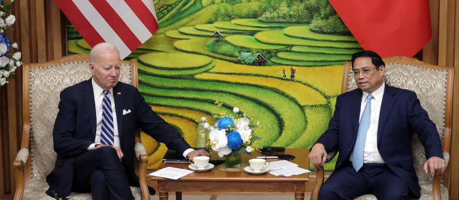 El primer ministro vietnamita, Pham Minh Chinh, junto al presidente de Estados Unidos, Joe Biden
