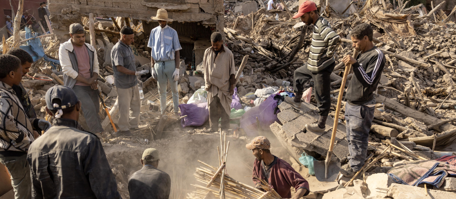 Los voluntarios excavan entre los escombros de las casas derrumbadas en la aldea de Imi N'Tala, cerca de Amizmiz