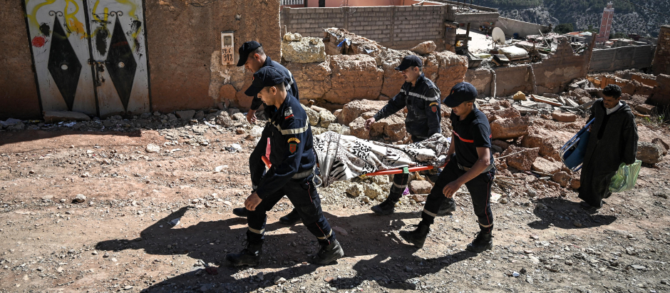 Efectivos de protección civil evacuan a un herido en el pueblo de Moulay Brahim, Marruecos