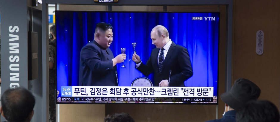 Surcoreanos viendo en las noticias la reunión que van a tener Kim Jong-un y Vladimir Putin