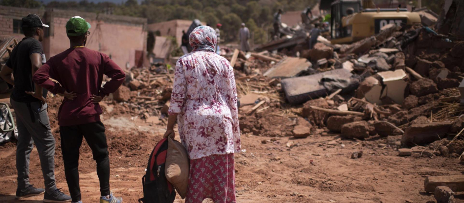 Varios ciudadanos marroquíes recogen los escombros que ha dejado el terremoto