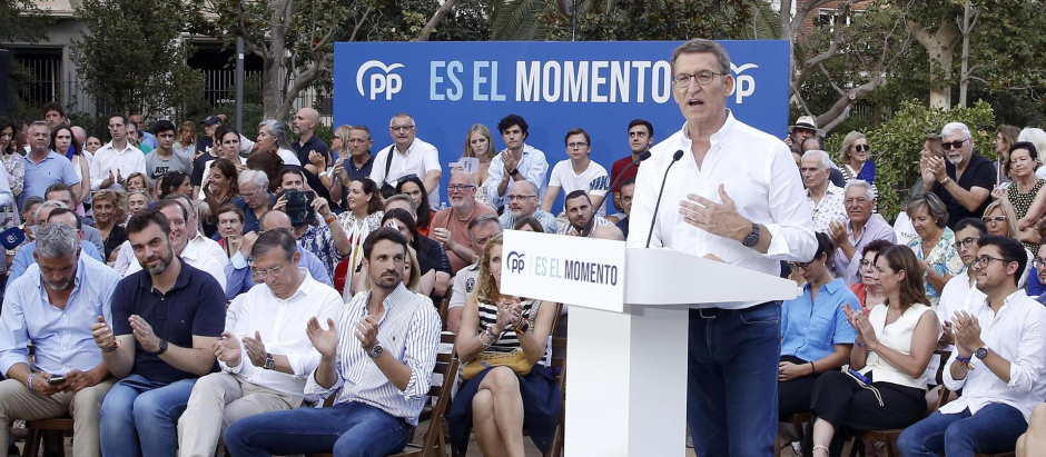 El candidato del PP a la presidencia del Gobierno, Alberto Núñez Feijóo, en un mitin en Barcelona