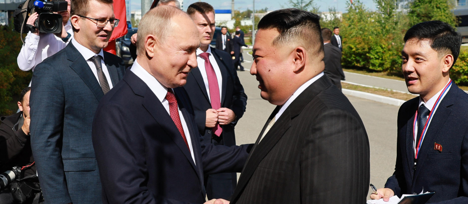 Vladimir Putin y Kim Jong-un se saludan
