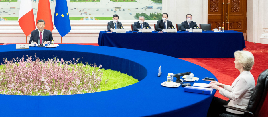 Von der Leyen y Xi Jinping, en una reunión en abril