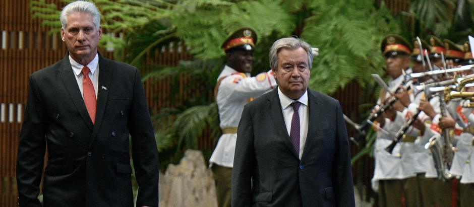 Cuban President Miguel Diaz Canel (L) and the United Nations Secretary General Antonio Guterres review a guard of honour during an official ceremony at the Revolution Palace in Havana, on September 14, 2023, within the framework of the G77+China summit. The G77+China, a group of developing and emerging countries representing 80 percent of the global population, gathers in Cuba seeking to promote a "new economic world order" amid warnings of growing polarization. (Photo by ADALBERTO ROQUE / AFP)