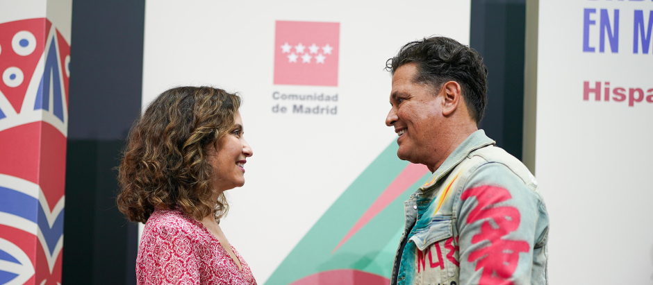 La presidenta Isabel Díaz Ayuso y Carlos Vives