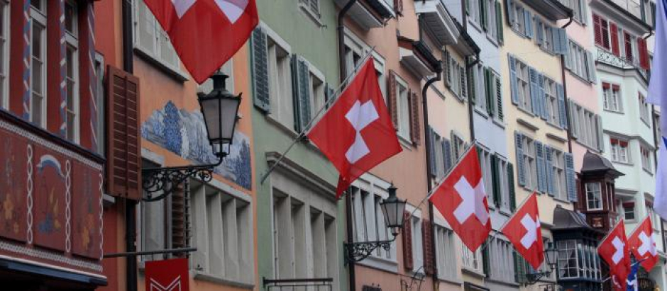 Banderas suizas en una calle de Zúrich.