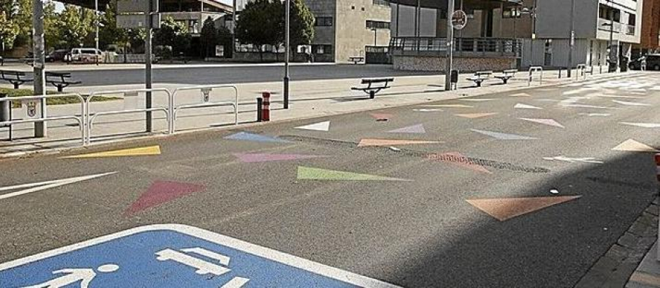 Triángulos de colores sobre el asfalto