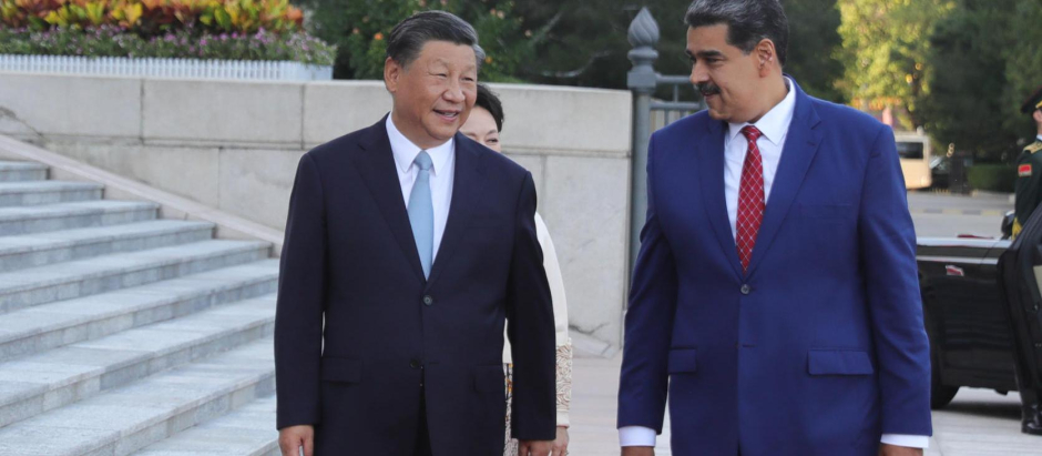 AME9273. BEIJING (CHINA), 13/09/2023.- Fotografía cedida por Prensa Miraflores que muestra al presidente venezolano, Nicolás Maduro (d), mientras se reúne con el presidente de China, Xi Jinping, en Beijing (China). En una reunión en el Gran Palacio del Pueblo, Xi expresó su apoyo a los esfuerzos venezolanos por mantener "la soberanía, la dignidad nacional y la estabilidad social del país, así como por resistir la injerencia externa" y dio la bienvenida a Maduro en su quinta visita a China desde que asumió el cargo en 2013, las cuales "reflejan la amistad fraterna" entre ambos países, según el líder del país asiático. EFE/ Prensa Miraflores /SOLO USO EDITORIAL/ SOLO DISPONIBLE PARA ILUSTRAR LA NOTICIA QUE ACOMPAÑA (CRÉDITO OBLIGATORIO)