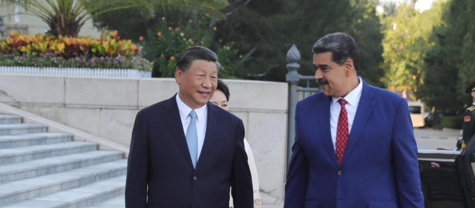 AME9273. BEIJING (CHINA), 13/09/2023.- Fotografía cedida por Prensa Miraflores que muestra al presidente venezolano, Nicolás Maduro (d), mientras se reúne con el presidente de China, Xi Jinping, en Beijing (China). En una reunión en el Gran Palacio del Pueblo, Xi expresó su apoyo a los esfuerzos venezolanos por mantener "la soberanía, la dignidad nacional y la estabilidad social del país, así como por resistir la injerencia externa" y dio la bienvenida a Maduro en su quinta visita a China desde que asumió el cargo en 2013, las cuales "reflejan la amistad fraterna" entre ambos países, según el líder del país asiático. EFE/ Prensa Miraflores /SOLO USO EDITORIAL/ SOLO DISPONIBLE PARA ILUSTRAR LA NOTICIA QUE ACOMPAÑA (CRÉDITO OBLIGATORIO)