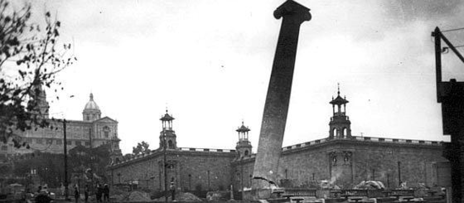 Derribo de Las cuatro columnas que representaban las cuatro barras de la bandera catalana por orden de Primo de Rivera