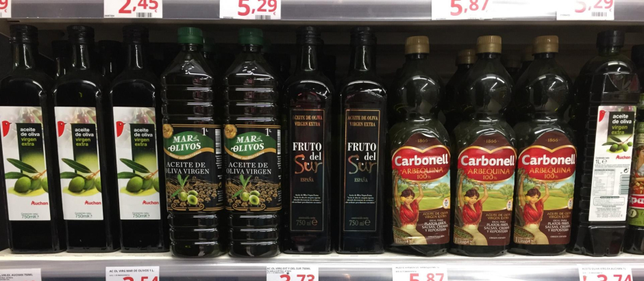 Botellas de aceite de oliva en la estantería de un supermercado