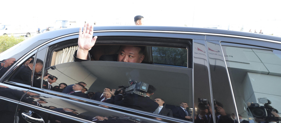 El dictador norcoreano, Kim Jong-un despidiéndose de Vladimir Putin