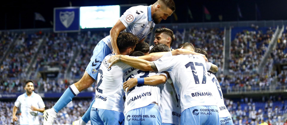 Los jugadores del Málaga CF celebran un gol