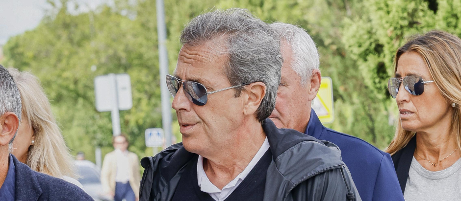 Paco González, a la entrada del tanatorio para despedir a su amigo y compañero Pepe Domingo Castaño