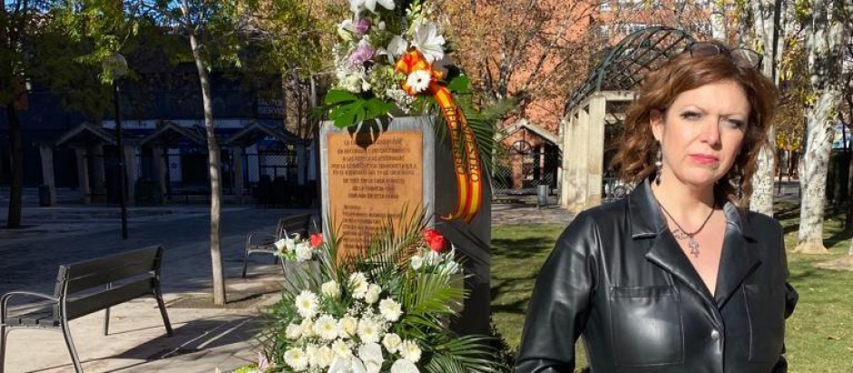 Lucía Ruiz junto a la placa en homenaje a las víctimas del atentado de la casa cuartel de Zaragoza