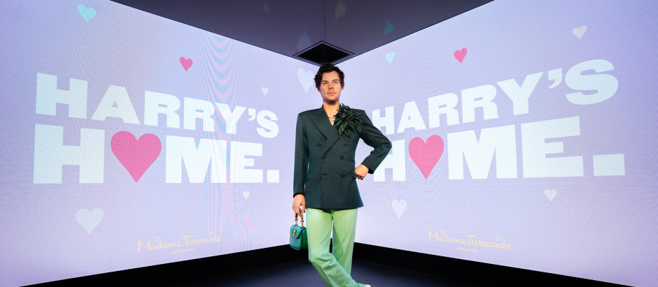 Una presentación de la figura de cera de Harry Styles en el Madame Tussauds de Londres, vestida con un atuendo inspirado en su elección de moda en el estreno de My Policeman en 2022