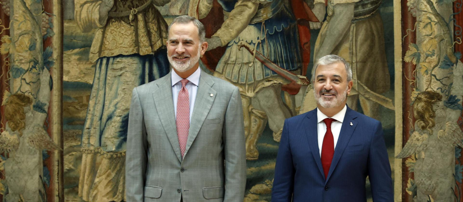 El Rey Felipe VI junto al alcalde de Barcelona, Jaume Collboni