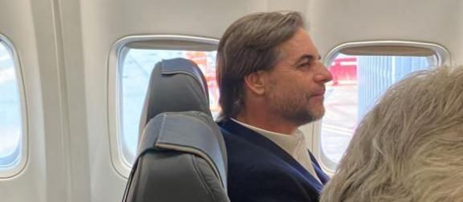 Luis Lacalle Pou, presidente de Uruguay viajando en clase turista