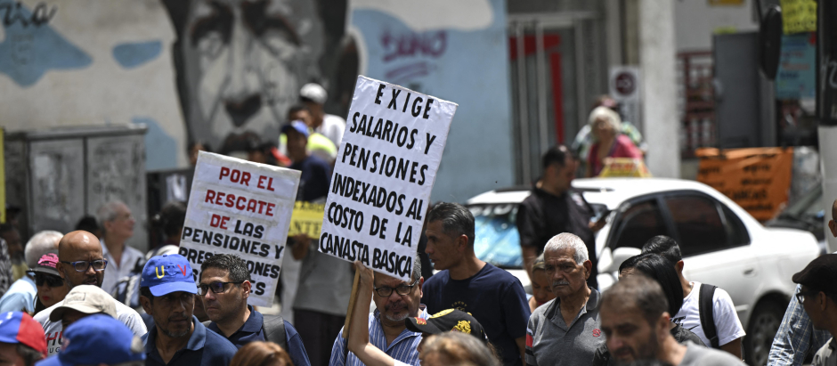 Profesores venezolanos marchan demandando al régimen de Maduro mejores salarios