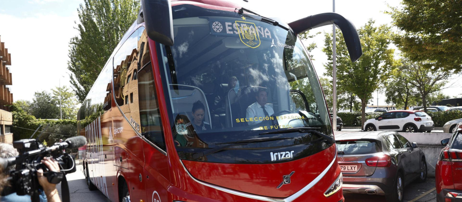 El autobús que ha trasladado a parte del equipo español al aeropuerto de Madrid, donde han viajado desde allí a Valencia