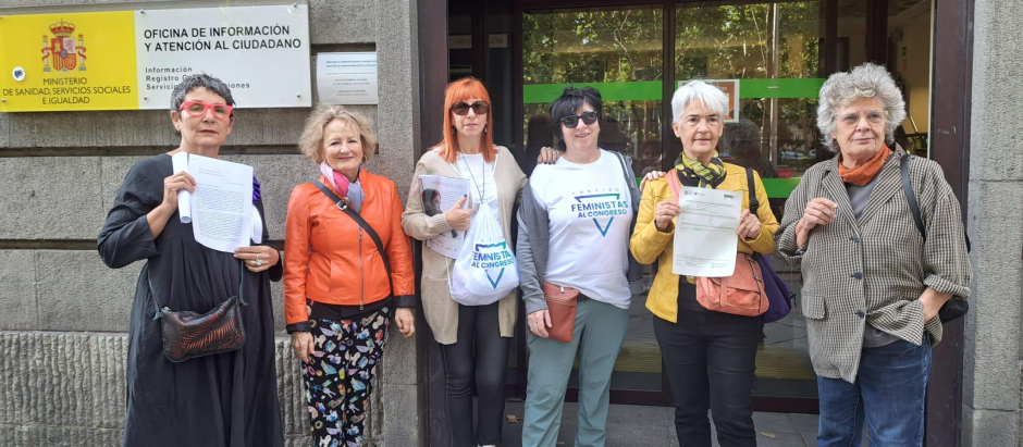 Grupo de feministas frente al Ministerio de Sanidad