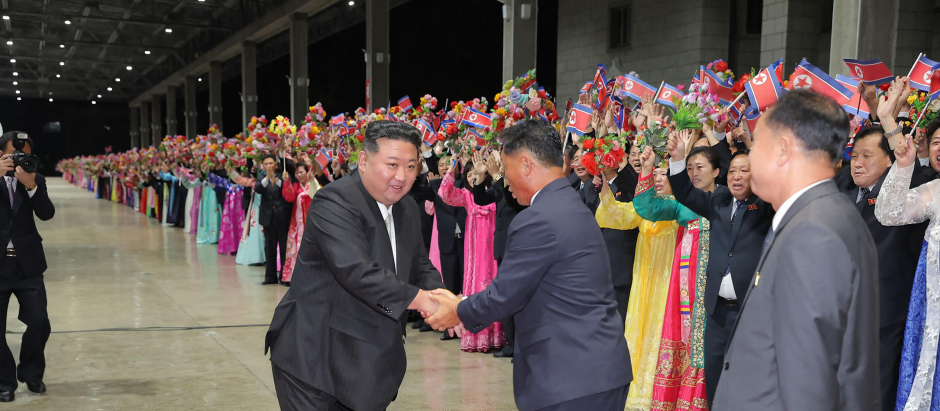 This picture taken on September 19, 2023 and released from North Korea's official Korean Central News Agency (KCNA) on September 20, 2023 shows North Korea's leader Kim Jong Un (L) receiving a welcome upon his return from Russia by train, at Pyongyang Station in the North Korean capital. - North Korea's Kim Jong Un expressed his "heartfelt thanks" to President Vladimir Putin, state media said on September 18, after nearly a week in Russia on a defence-focused trip. (Photo by KCNA VIA KNS / AFP) / South Korea OUT / SOUTH KOREA OUT / REPUBLIC OF KOREA OUT
---EDITORS NOTE--- RESTRICTED TO EDITORIAL USE - MANDATORY CREDIT "AFP PHOTO/KCNA VIA KNS" - NO MARKETING NO ADVERTISING CAMPAIGNS - DISTRIBUTED AS A SERVICE TO CLIENTS / THIS PICTURE WAS MADE AVAILABLE BY A THIRD PARTY. AFP CAN NOT INDEPENDENTLY VERIFY THE AUTHENTICITY, LOCATION, DATE AND CONTENT OF THIS IMAGE --- - REPUBLIC OF KOREA OUT
---EDITORS NOTE--- RESTRICTED TO EDITORIAL USE - MANDATORY CREDIT "AFP PHOTO/KCNA VIA KNS" - NO MARKETING NO ADVERTISING CAMPAIGNS - DISTRIBUTED AS A SERVICE TO CLIENTS / THIS PICTURE WAS MADE AVAILABLE BY A THIRD PARTY. AFP CAN NOT INDEPENDENTLY VERIFY THE AUTHENTICITY, LOCATION, DATE AND CONTENT OF THIS IMAGE --- /