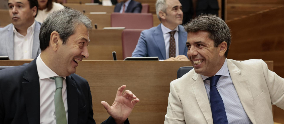 El president de la Generalitat, Carlos Mazón, conversa con el vicepresidente primero del Consell y conseller de Cultura y Deporte, Vicente Barrera (i)