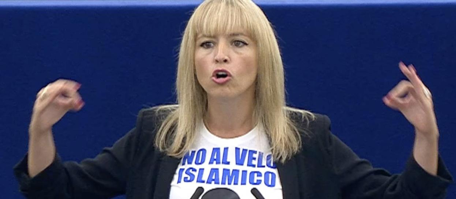 Silvia Sardone en Estrasburgo con su controvertida camiseta