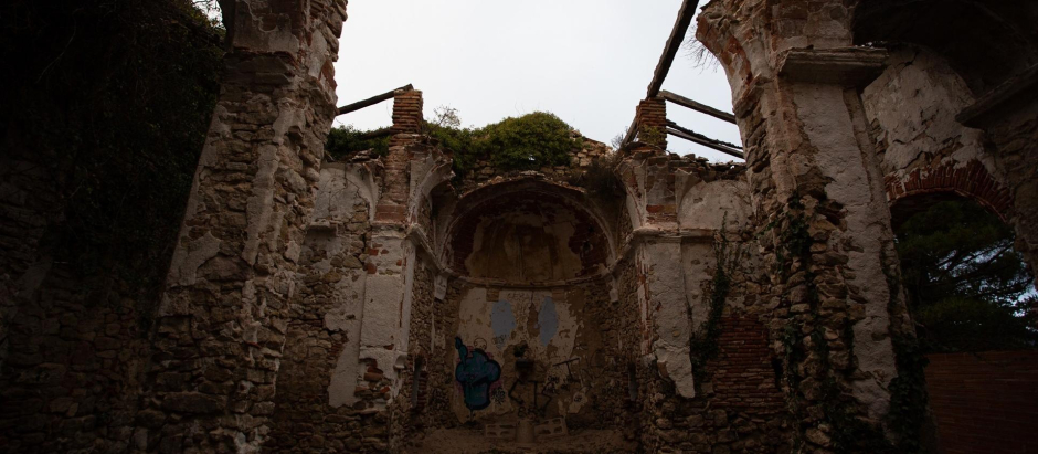 Interior de uno de los edificios que componen el pueblo abandonado de La Mussara.