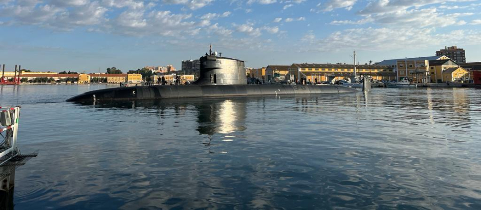 El submarino S-81 navega en aguas de Cartagena