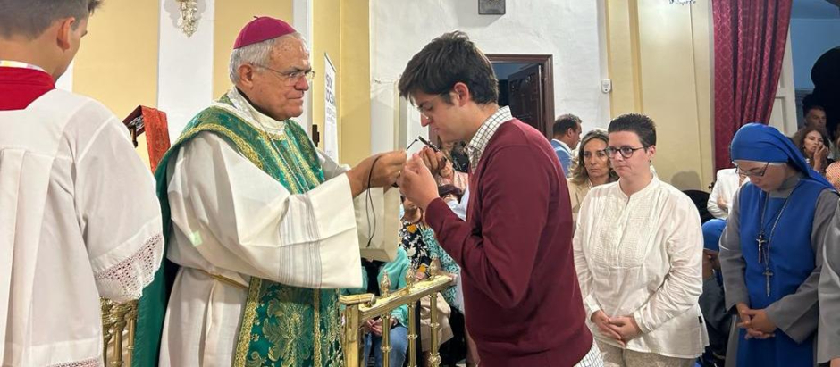 El obispo entrega una cruz en el inicio de la Misión Diocesana
