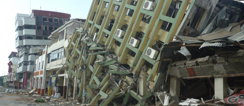 Edificio colapsado por un terremoto en Ecuador