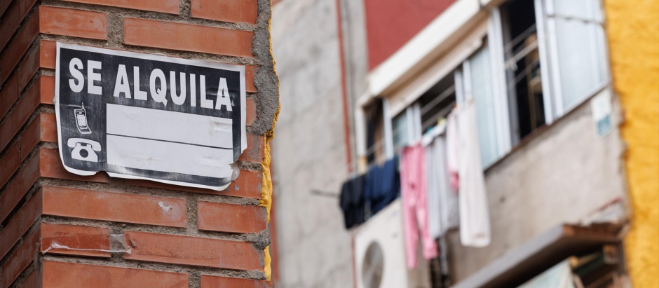 Un cartel de 'Se Alquila' en Madrid.
