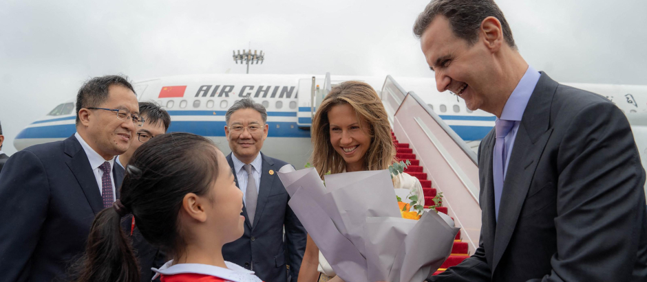 El presidente de Siria, Bachar al Asad, y la primera dama son recibidos a su llegada al aeropuerto de Pekín