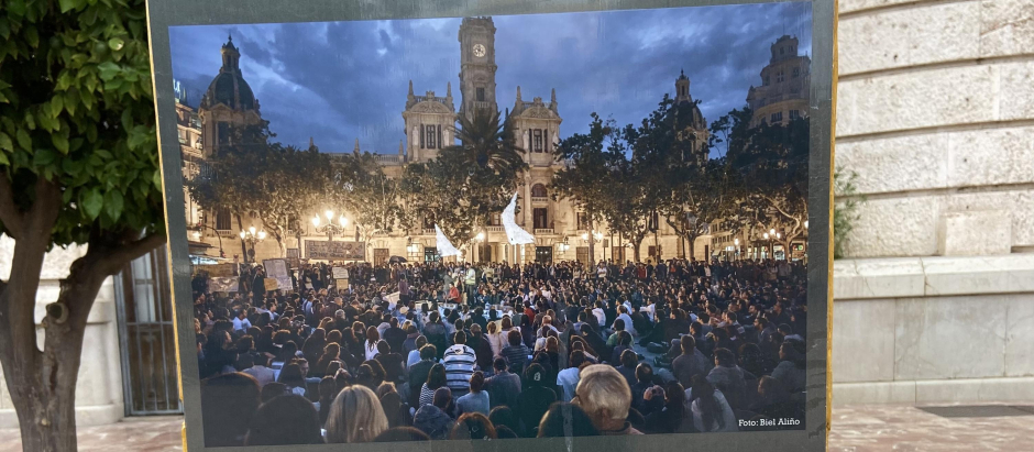 Imagen del monolito en homenaje al 15-M en la plaza del Ayuntamiento de Valencia.
