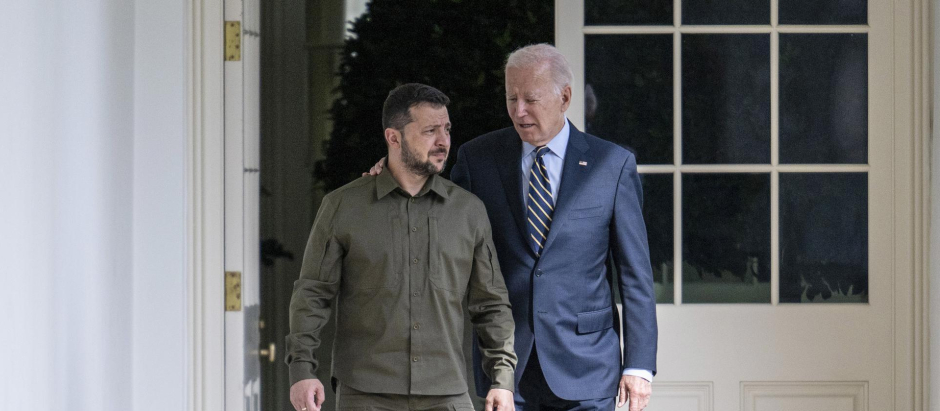 El presidente ucraniano Volodymyr Zelenski camina con el presidente estadounidense Joe Biden