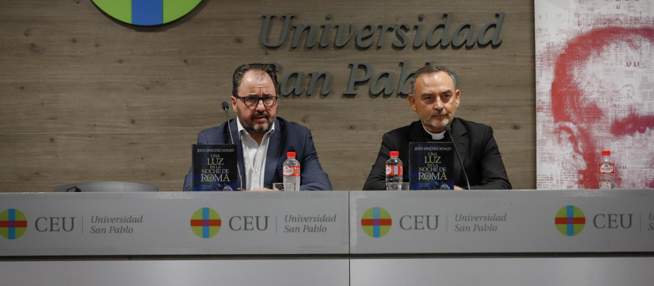 Fernando Lostao, de la Fundación Cultural Ángel Herrera Oria, y el escritor Jesús Sánchez Adalid